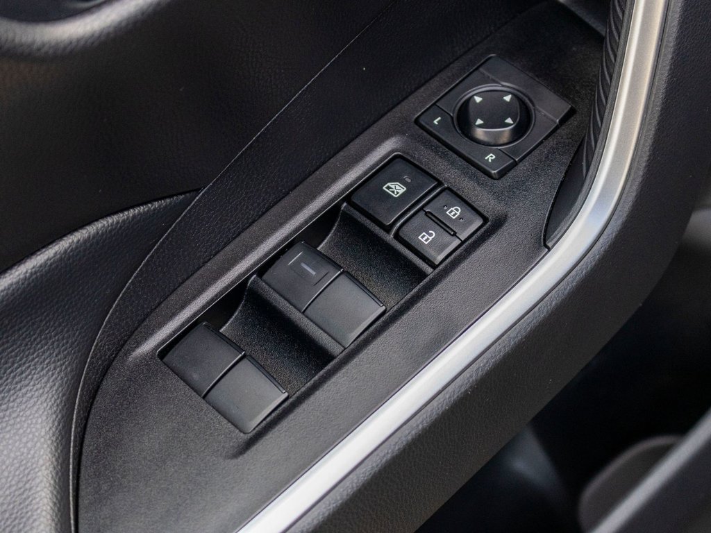 2025 Toyota RAV4 Hybride LE **JAMAIS ACCIDENTÉ+CAMÉRA+CARPLAY** in Saint-Jérôme, Quebec - 28 - w1024h768px