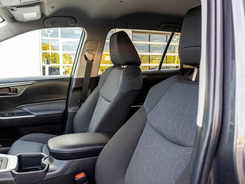 2025 Toyota RAV4 Hybride LE **JAMAIS ACCIDENTÉ+CAMÉRA+CARPLAY** in Saint-Jérôme, Quebec - 26 - w1024h768px