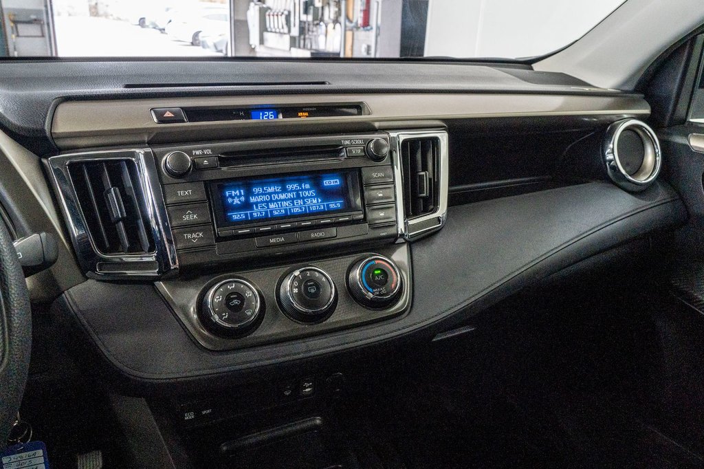 Toyota RAV4 LE AWD **JAMAIS ACCIDENTÉ+SIÈGES CHAUFANTS+CAMÉRA* 2015 à Charlemagne, Québec - 12 - w1024h768px