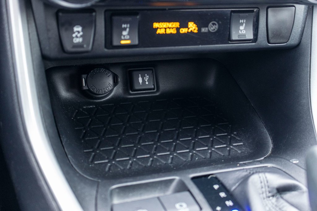2019 Toyota RAV4 LE in Charlemagne, Quebec - 15 - w1024h768px