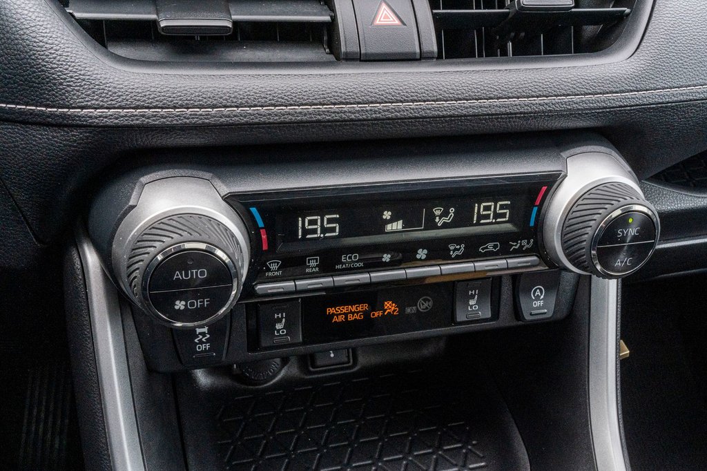 Toyota RAV4 XLE **JAMAIS ACCIDENTÉ+TOIT+MAG+CAMÉRA** 2021 à Charlemagne, Québec - 12 - w1024h768px
