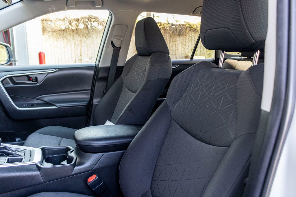 2021 Toyota RAV4 LE AWD **JAMAIS ACCIDENTÉ+CARPLAY+CAMÉRA** in Charlemagne, Quebec - 25 - w1024h768px