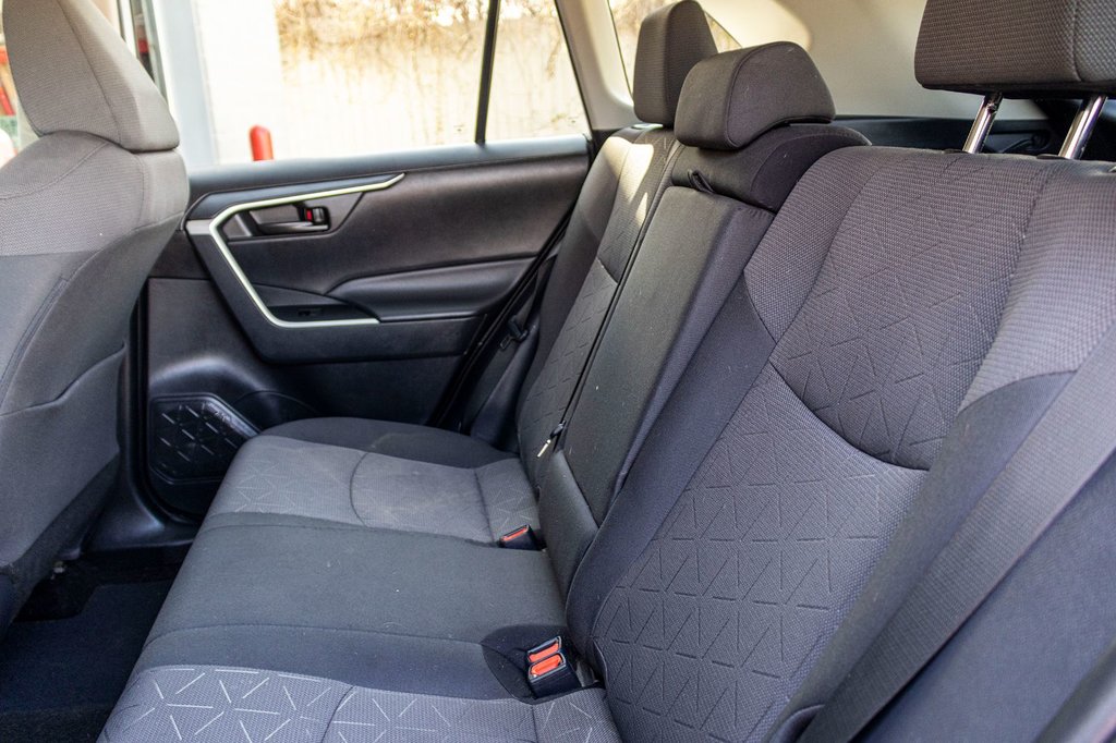 2021 Toyota RAV4 LE AWD **JAMAIS ACCIDENTÉ+CARPLAY+CAMÉRA** in Charlemagne, Quebec - 28 - w1024h768px