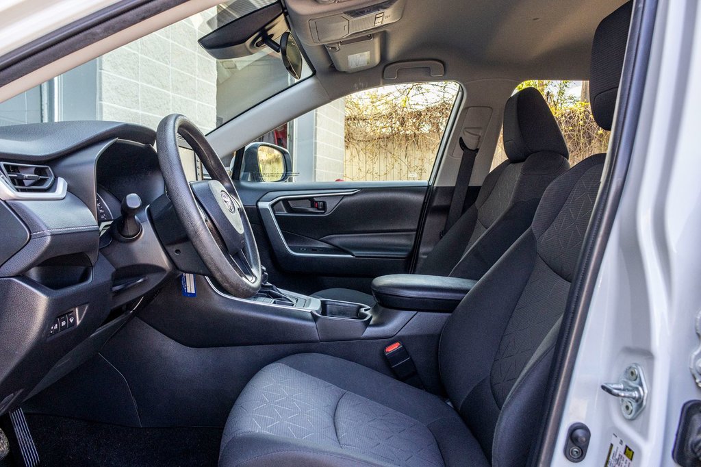 2021 Toyota RAV4 LE AWD **JAMAIS ACCIDENTÉ+CARPLAY+CAMÉRA** in Charlemagne, Quebec - 23 - w1024h768px