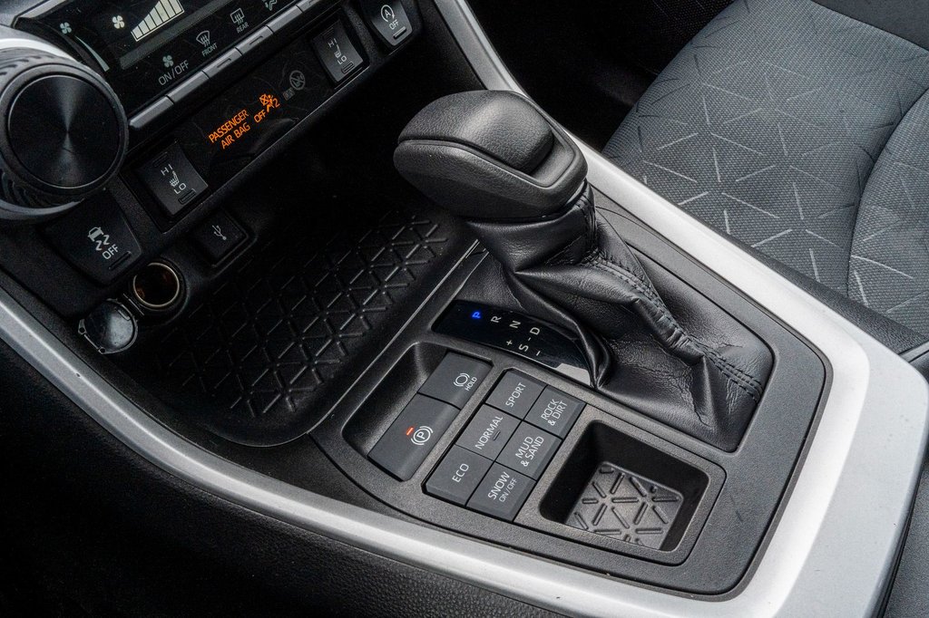 2021 Toyota RAV4 LE AWD **JAMAIS ACCIDENTÉ+CARPLAY+CAMÉRA** in Charlemagne, Quebec - 13 - w1024h768px