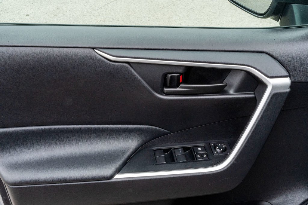 2021 Toyota RAV4 LE AWD **JAMAIS ACCIDENTÉ+CARPLAY+CAMÉRA** in Charlemagne, Quebec - 22 - w1024h768px