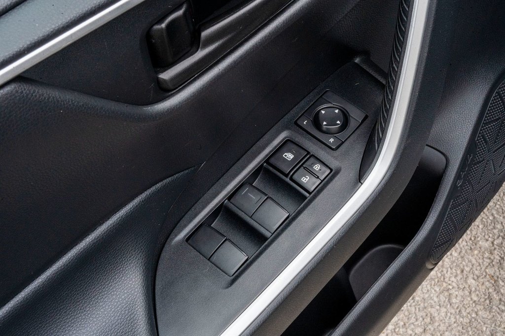 2021 Toyota RAV4 LE AWD **JAMAIS ACCIDENTÉ+CARPLAY+CAMÉRA** in Charlemagne, Quebec - 23 - w1024h768px