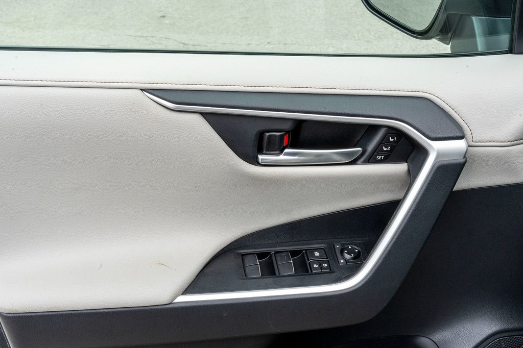 2021 Toyota RAV4 LIMITED **JAMAIS ACCIDENTÉ+CUIR+TOIT+19PO+CARPLAY* in Charlemagne, Quebec - 20 - w1024h768px