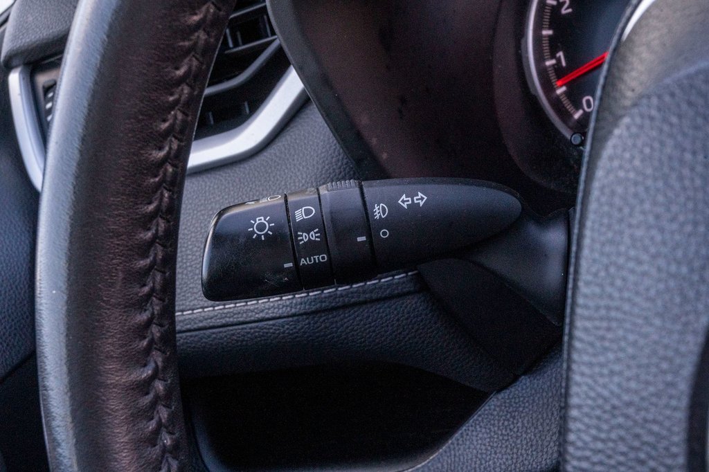 2021 Toyota RAV4 XLE AWD **SIÈGES CHAUFFANTS+TOIT+CARPLAY+CAMÉRA** in Charlemagne, Quebec - 17 - w1024h768px