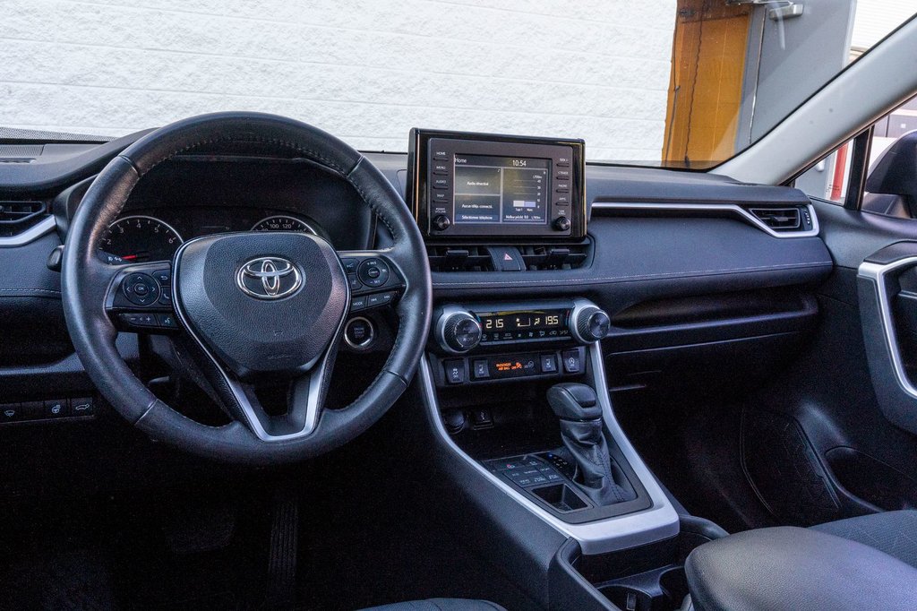 2021 Toyota RAV4 XLE AWD **SIÈGES CHAUFFANTS+TOIT+CARPLAY+CAMÉRA** in Charlemagne, Quebec - 6 - w1024h768px