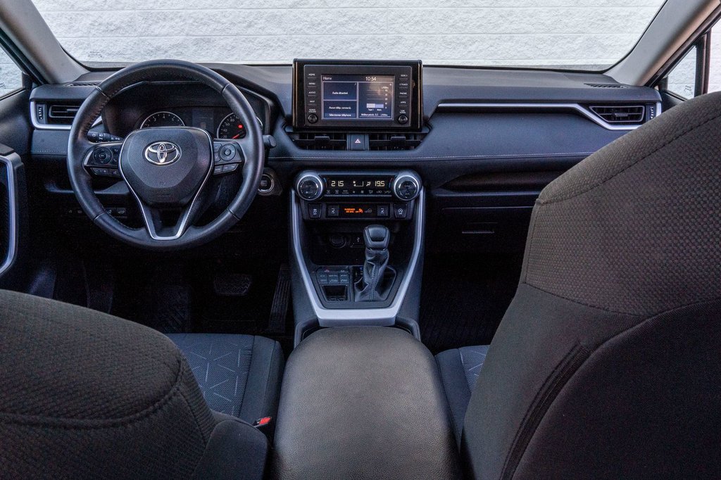 2021 Toyota RAV4 XLE AWD **SIÈGES CHAUFFANTS+TOIT+CARPLAY+CAMÉRA** in Charlemagne, Quebec - 19 - w1024h768px