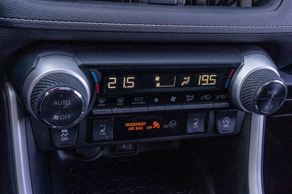 2021 Toyota RAV4 XLE AWD **SIÈGES CHAUFFANTS+TOIT+CARPLAY+CAMÉRA** in Charlemagne, Quebec - 14 - w1024h768px