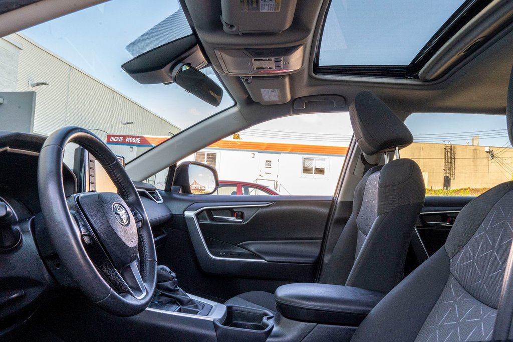 2021 Toyota RAV4 XLE AWD **SIÈGES CHAUFFANTS+TOIT+CARPLAY+CAMÉRA** in Charlemagne, Quebec - 20 - w1024h768px