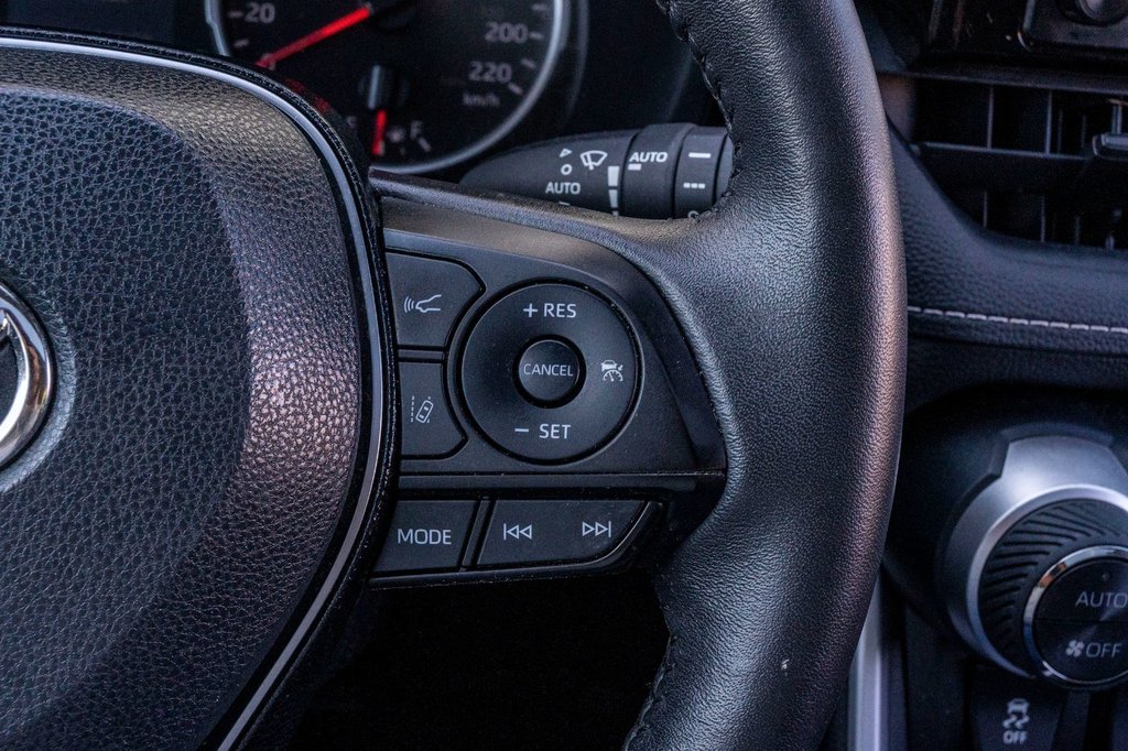 2021 Toyota RAV4 XLE AWD **SIÈGES CHAUFFANTS+TOIT+CARPLAY+CAMÉRA** in Charlemagne, Quebec - 11 - w1024h768px