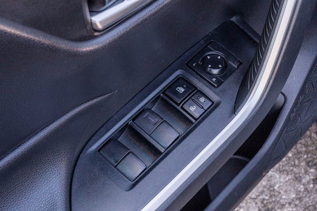 2021 Toyota RAV4 XLE AWD **SIÈGES CHAUFFANTS+TOIT+CARPLAY+CAMÉRA** in Charlemagne, Quebec - 23 - w1024h768px