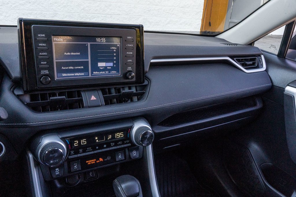 2021 Toyota RAV4 XLE AWD **SIÈGES CHAUFFANTS+TOIT+CARPLAY+CAMÉRA** in Charlemagne, Quebec - 12 - w1024h768px