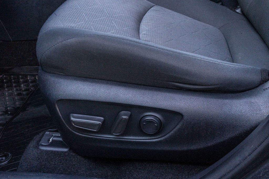 2021 Toyota RAV4 XLE AWD **SIÈGES CHAUFFANTS+TOIT+CARPLAY+CAMÉRA** in Charlemagne, Quebec - 21 - w1024h768px