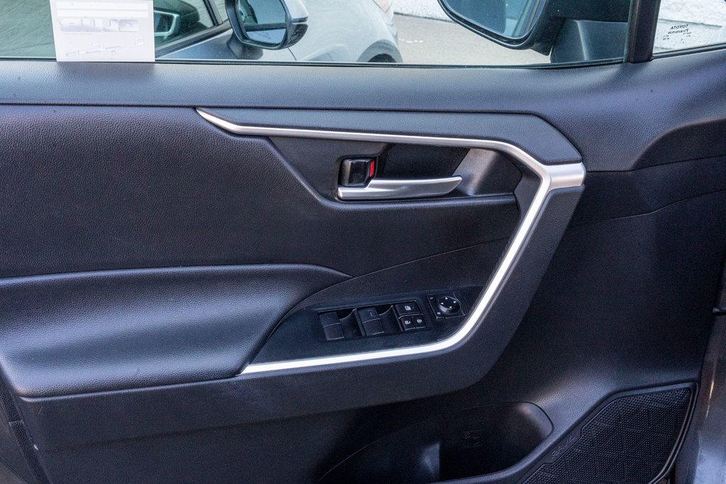 2021 Toyota RAV4 XLE AWD **SIÈGES CHAUFFANTS+TOIT+CARPLAY+CAMÉRA** in Charlemagne, Quebec - 22 - w1024h768px