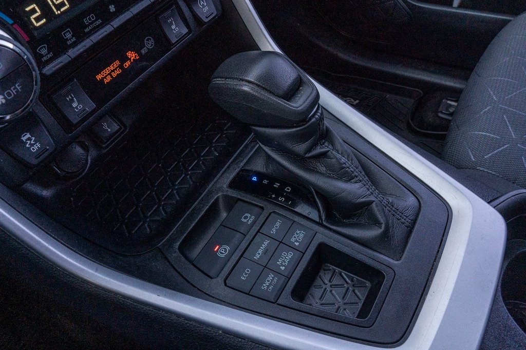 2021 Toyota RAV4 XLE AWD **SIÈGES CHAUFFANTS+TOIT+CARPLAY+CAMÉRA** in Charlemagne, Quebec - 13 - w1024h768px
