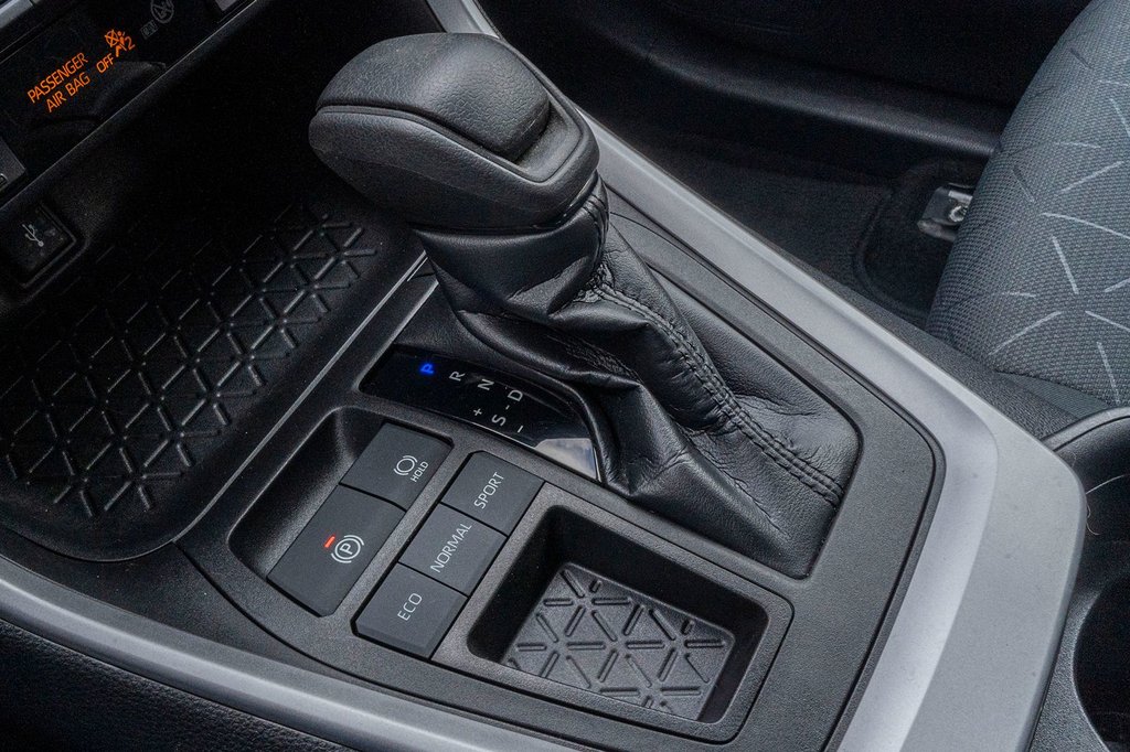 2021 Toyota RAV4 LE **JAMAIS ACCIDENTÉ+CARPLAY+SIÈGES CHAUFFANTS** in Charlemagne, Quebec - 13 - w1024h768px