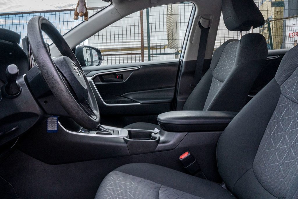 2021 Toyota RAV4 LE **JAMAIS ACCIDENTÉ+CARPLAY+SIÈGES CHAUFFANTS** in Charlemagne, Quebec - 20 - w1024h768px