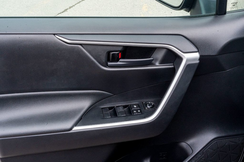 2021 Toyota RAV4 LE **JAMAIS ACCIDENTÉ+CARPLAY+SIÈGES CHAUFFANTS** in Charlemagne, Quebec - 22 - w1024h768px