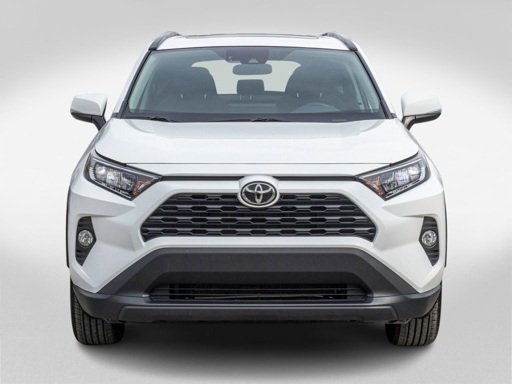 2021 Toyota RAV4 XLE **TOIT+MAG+CARPLAY+CAMÉRA** in Charlemagne, Quebec - 2 - w1024h768px