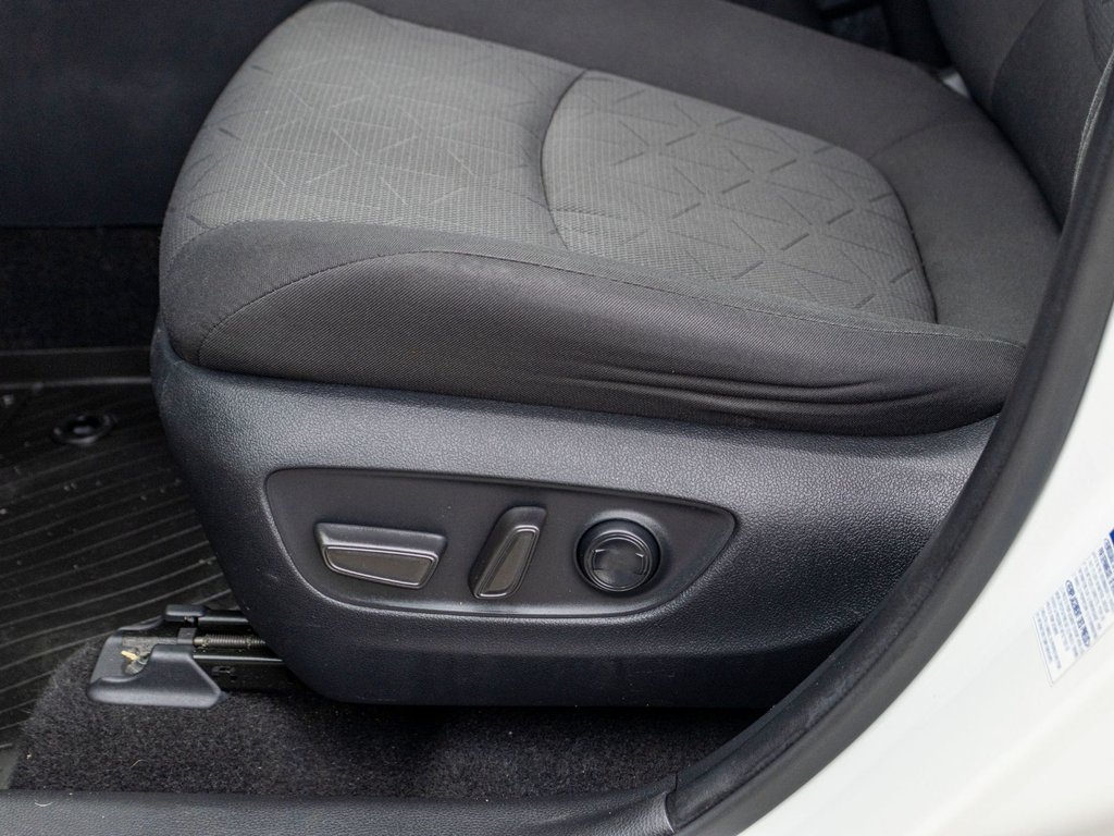 2021 Toyota RAV4 XLE **TOIT+MAG+CARPLAY+CAMÉRA** in Charlemagne, Quebec - 25 - w1024h768px