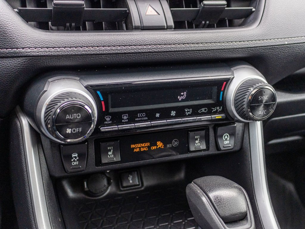 2021 Toyota RAV4 XLE **TOIT+MAG+CARPLAY+CAMÉRA** in Charlemagne, Quebec - 14 - w1024h768px