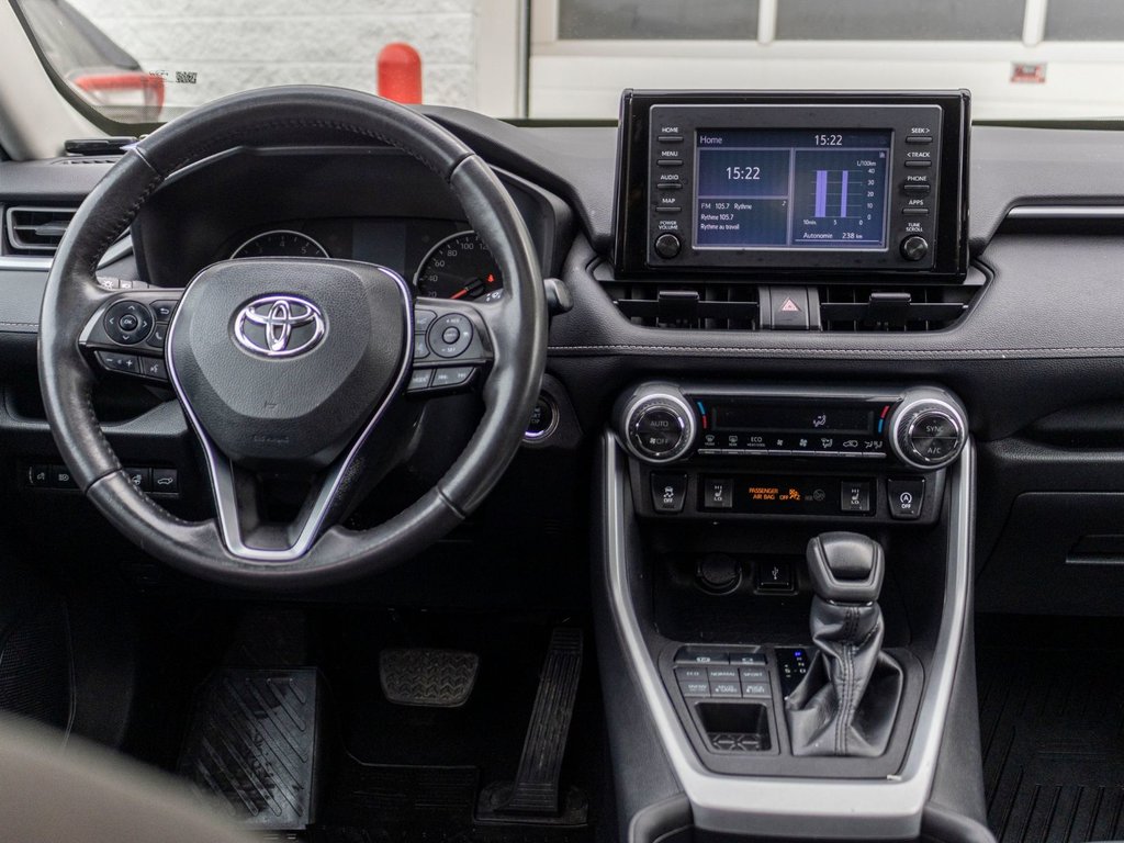 2021 Toyota RAV4 XLE **TOIT+MAG+CARPLAY+CAMÉRA** in Charlemagne, Quebec - 8 - w1024h768px