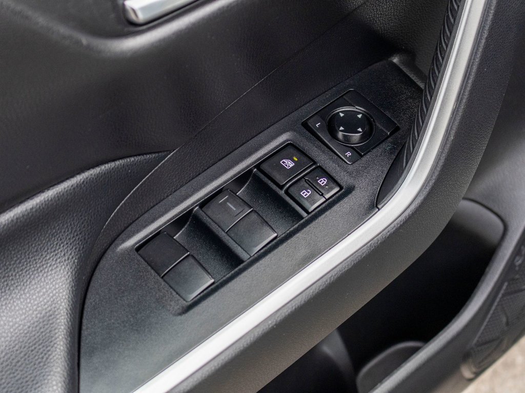 2021 Toyota RAV4 XLE **TOIT+MAG+CARPLAY+CAMÉRA** in Charlemagne, Quebec - 29 - w1024h768px