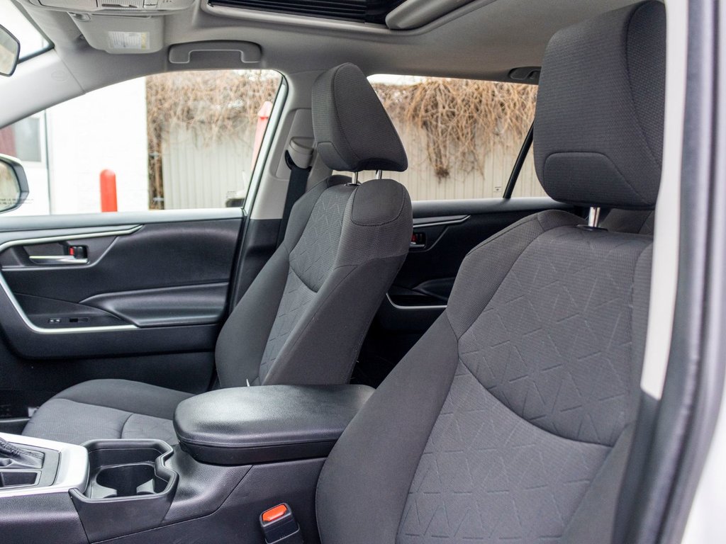 2021 Toyota RAV4 XLE **TOIT+MAG+CARPLAY+CAMÉRA** in Charlemagne, Quebec - 26 - w1024h768px