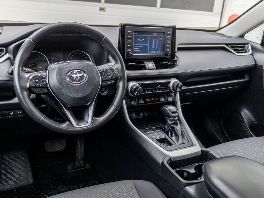2021 Toyota RAV4 XLE **TOIT+MAG+CARPLAY+CAMÉRA** in Charlemagne, Quebec - 7 - w1024h768px