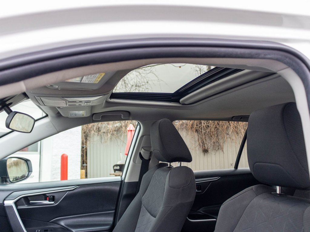 2021 Toyota RAV4 XLE **TOIT+MAG+CARPLAY+CAMÉRA** in Charlemagne, Quebec - 27 - w1024h768px
