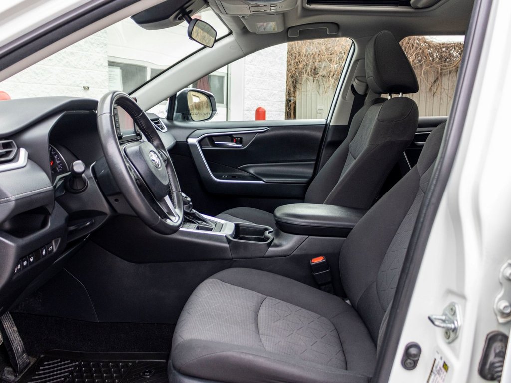 2021 Toyota RAV4 XLE **TOIT+MAG+CARPLAY+CAMÉRA** in Charlemagne, Quebec - 24 - w1024h768px