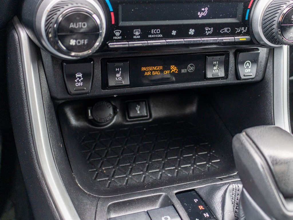 2021 Toyota RAV4 XLE **TOIT+MAG+CARPLAY+CAMÉRA** in Charlemagne, Quebec - 18 - w1024h768px