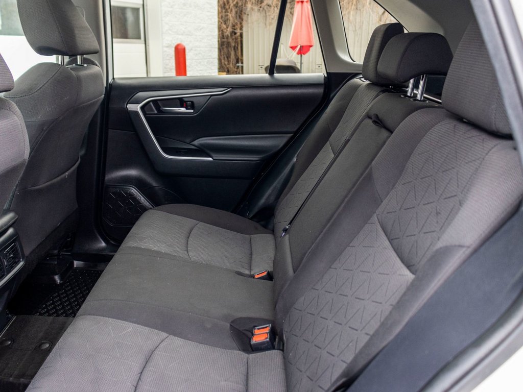 2021 Toyota RAV4 XLE **TOIT+MAG+CARPLAY+CAMÉRA** in Charlemagne, Quebec - 30 - w1024h768px