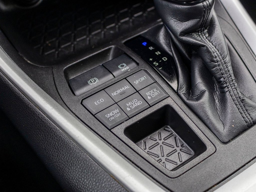 2021 Toyota RAV4 XLE **TOIT+MAG+CARPLAY+CAMÉRA** in Charlemagne, Quebec - 16 - w1024h768px