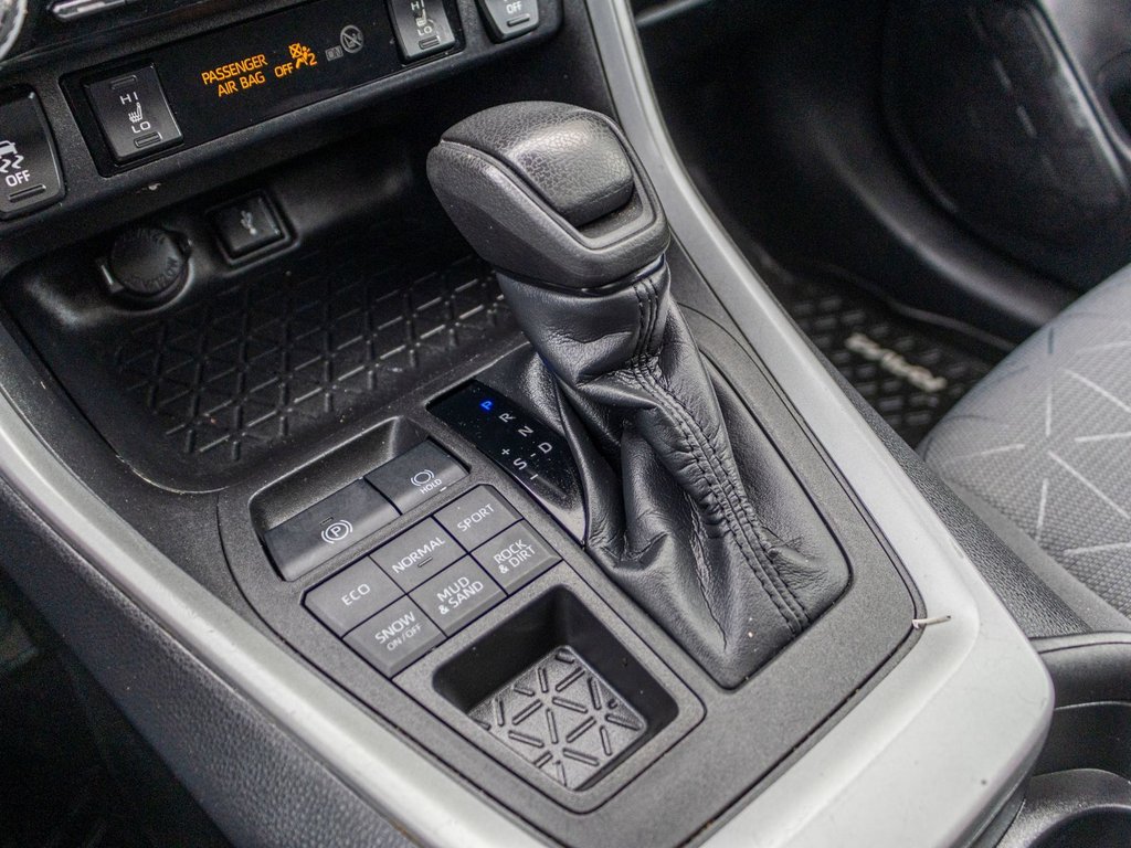2021 Toyota RAV4 XLE **TOIT+MAG+CARPLAY+CAMÉRA** in Charlemagne, Quebec - 15 - w1024h768px