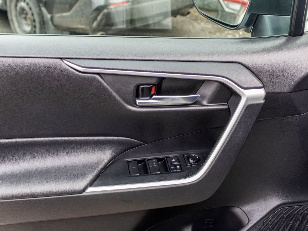 2021 Toyota RAV4 XLE **TOIT+MAG+CARPLAY+CAMÉRA** in Charlemagne, Quebec - 28 - w1024h768px