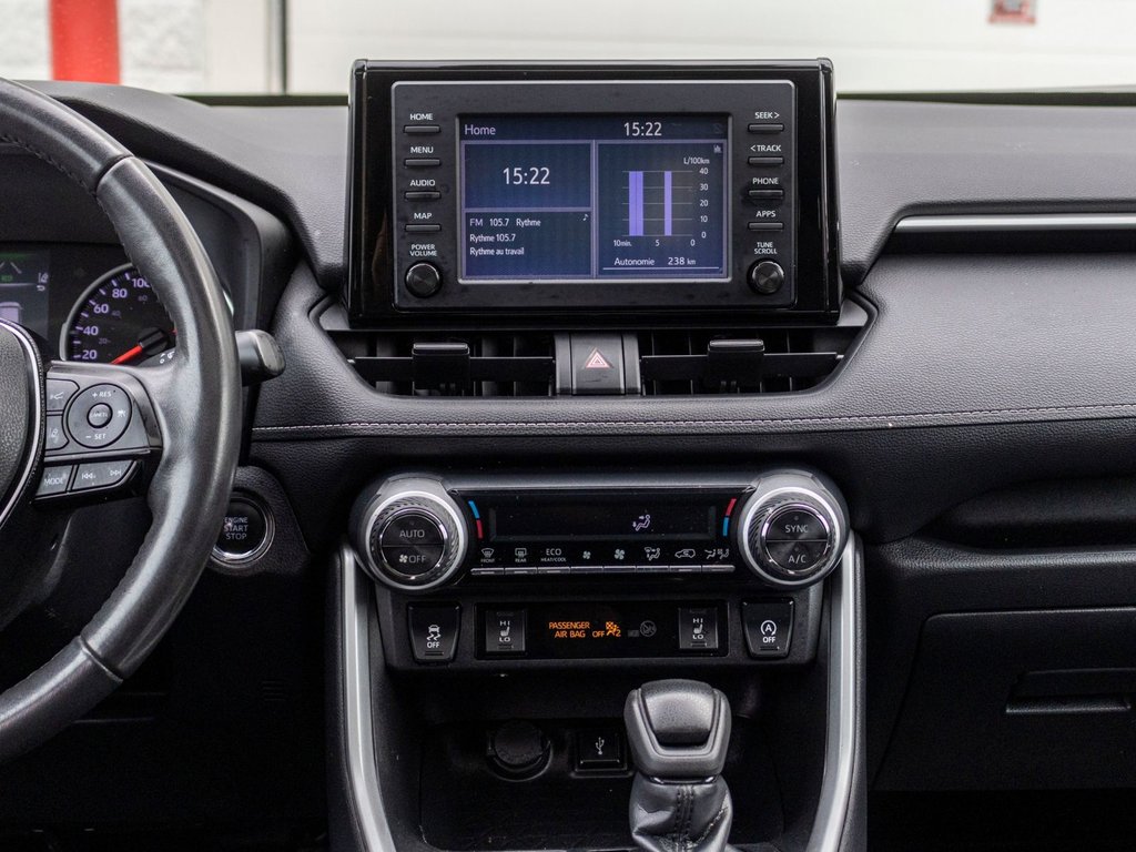 2021 Toyota RAV4 XLE **TOIT+MAG+CARPLAY+CAMÉRA** in Charlemagne, Quebec - 9 - w1024h768px