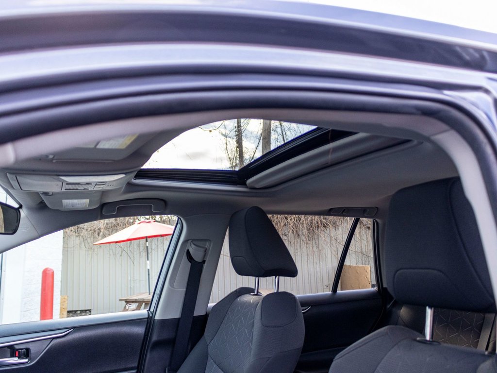 2021 Toyota RAV4 XLE AWD **JAMAIS ACCIDENTÉ+CARPLAY+TOIT+MAG** in Charlemagne, Quebec - 30 - w1024h768px