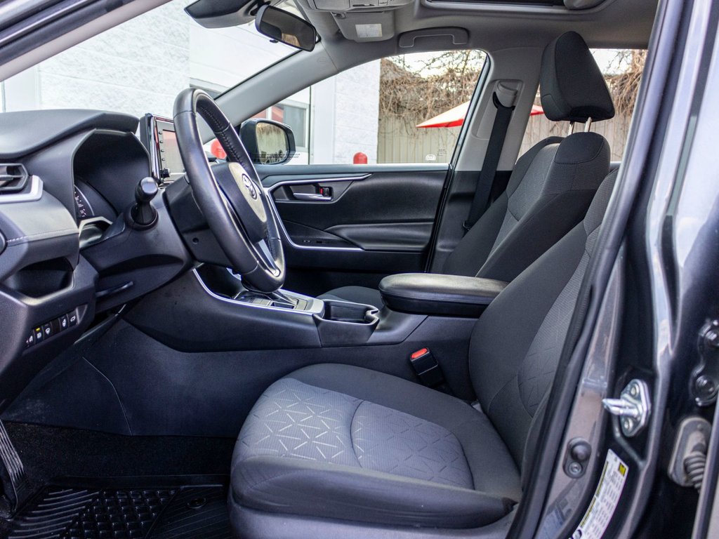 2021 Toyota RAV4 XLE AWD **JAMAIS ACCIDENTÉ+CARPLAY+TOIT+MAG** in Charlemagne, Quebec - 26 - w1024h768px