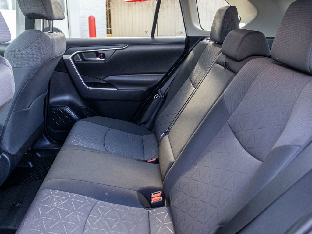 2021 Toyota RAV4 XLE AWD **JAMAIS ACCIDENTÉ+CARPLAY+TOIT+MAG** in Charlemagne, Quebec - 33 - w1024h768px