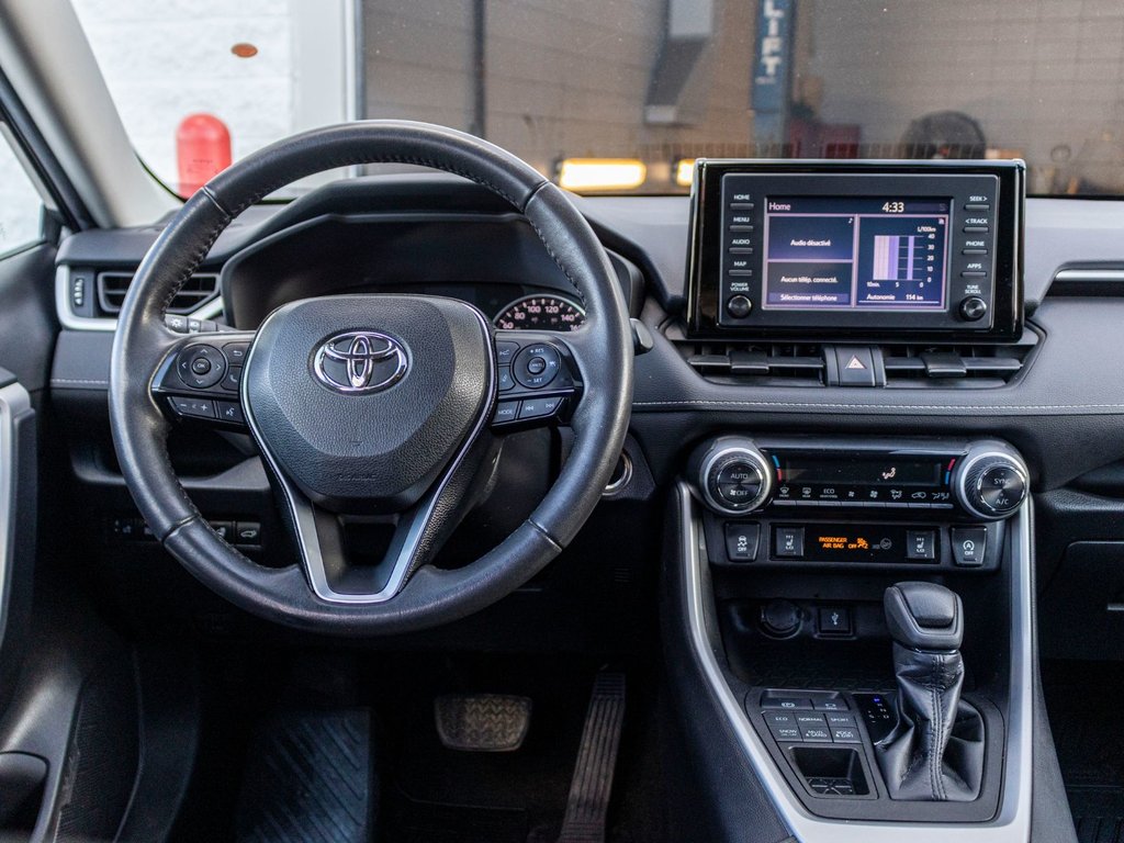 2021 Toyota RAV4 XLE AWD **JAMAIS ACCIDENTÉ+CARPLAY+TOIT+MAG** in Charlemagne, Quebec - 9 - w1024h768px