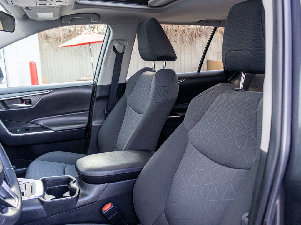 2021 Toyota RAV4 XLE AWD **JAMAIS ACCIDENTÉ+CARPLAY+TOIT+MAG** in Charlemagne, Quebec - 28 - w1024h768px