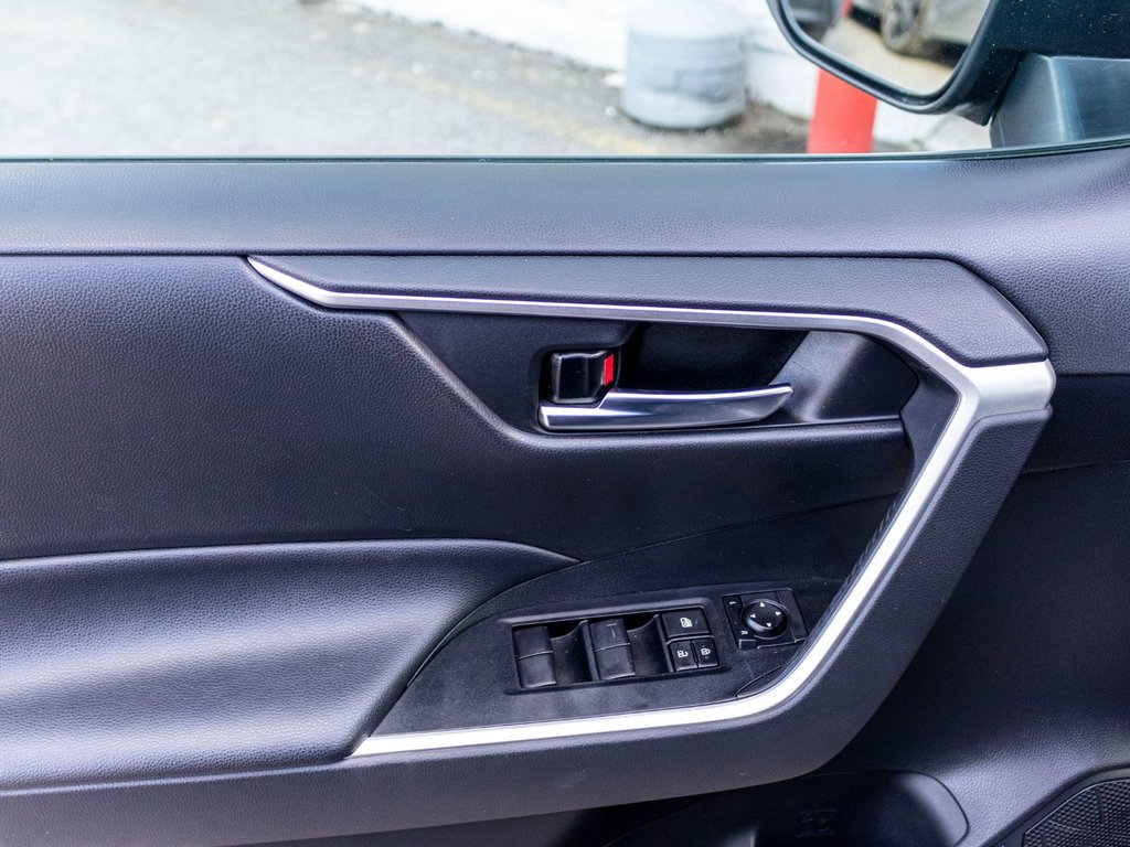 2021 Toyota RAV4 XLE AWD **JAMAIS ACCIDENTÉ+CARPLAY+TOIT+MAG** in Charlemagne, Quebec - 31 - w1024h768px