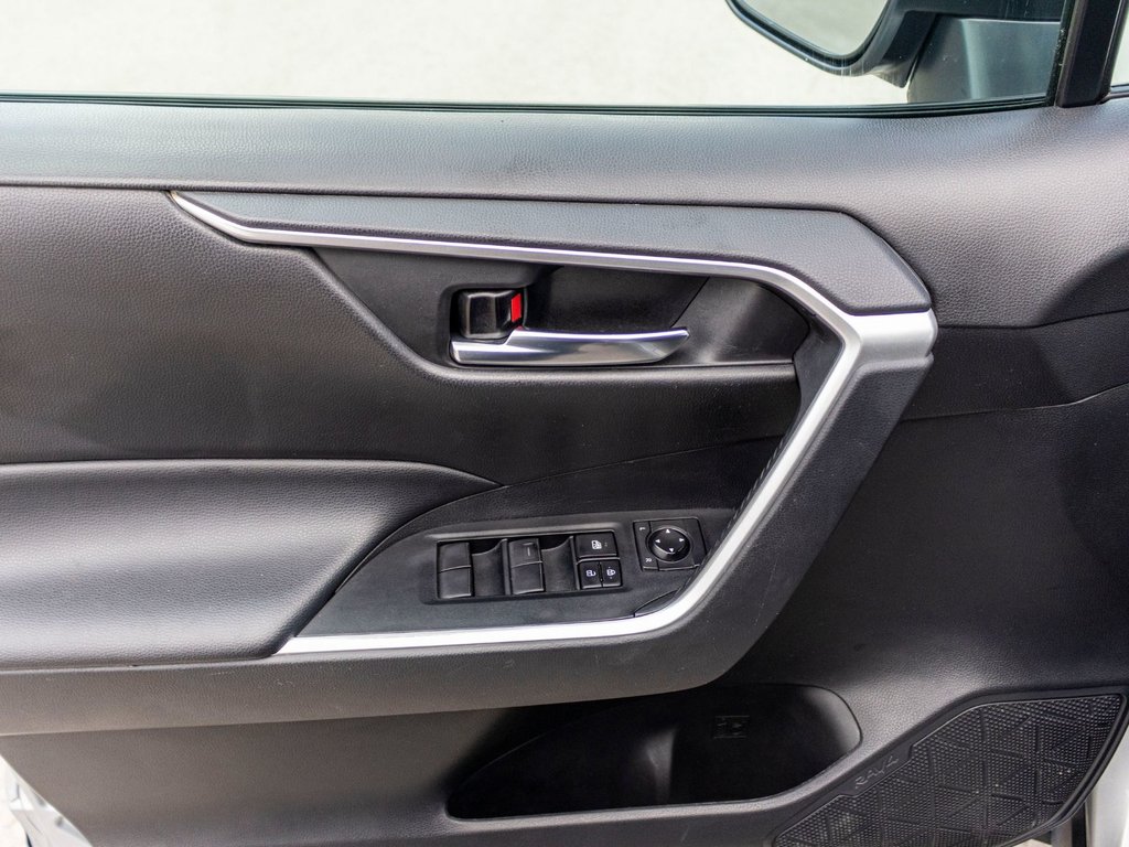 2021 Toyota RAV4 XLE AWD **JAMAIS ACCIDENTÉ+TOIT+CARPLAY+MAG** in Saint-Jérôme, Quebec - 29 - w1024h768px