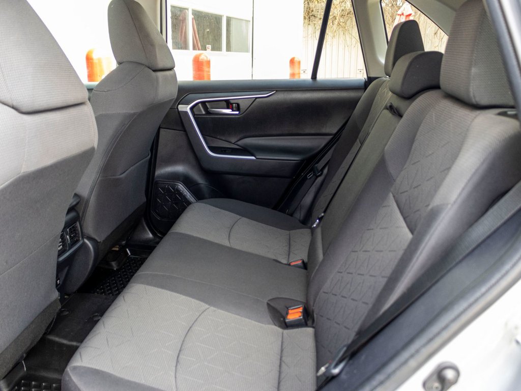 2021 Toyota RAV4 XLE AWD **JAMAIS ACCIDENTÉ+TOIT+CARPLAY+MAG** in Saint-Jérôme, Quebec - 31 - w1024h768px