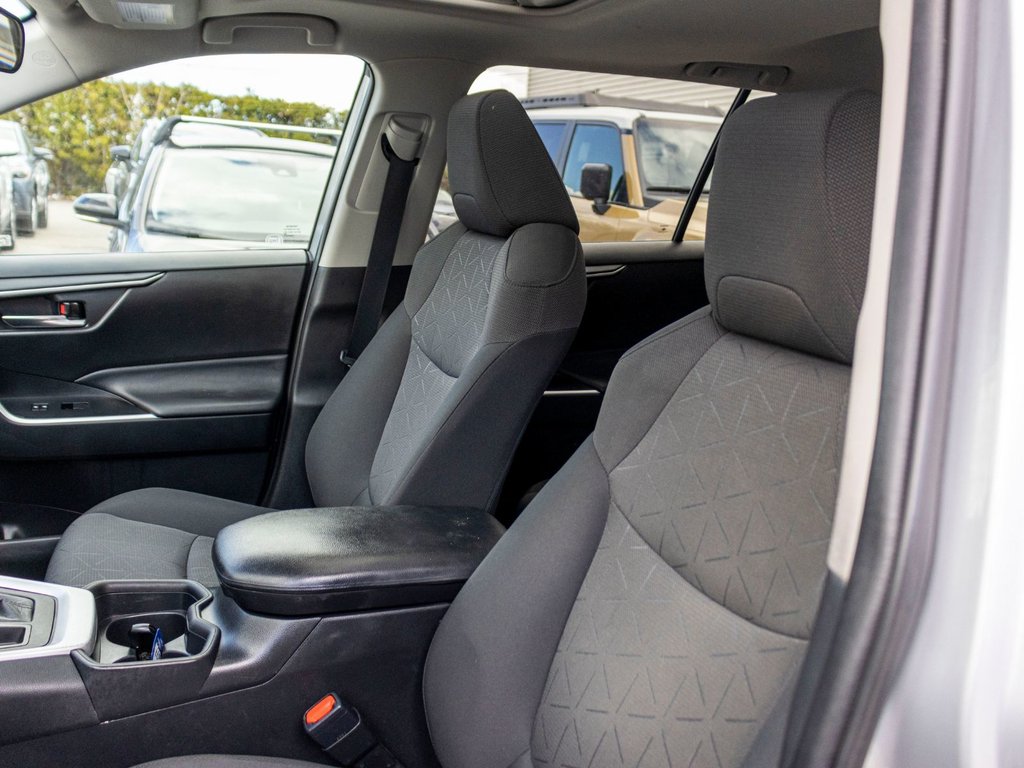 2021 Toyota RAV4 XLE AWD **JAMAIS ACCIDENTÉ+TOIT+CARPLAY+MAG** in Saint-Jérôme, Quebec - 26 - w1024h768px